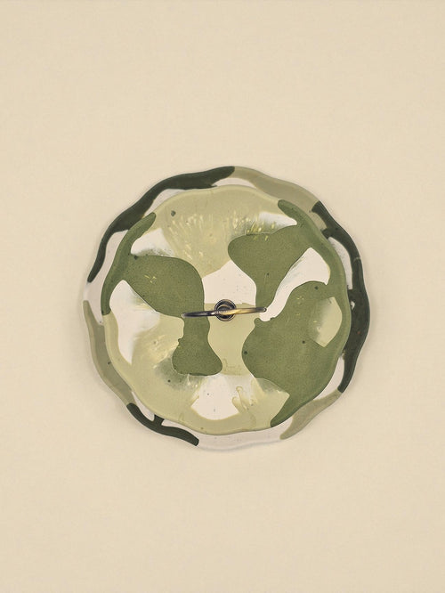 Jesmonite-Teller in Olivgrün und Weiss mit marmorierter Oberfläche, Teil der Etagere Sora Terra – Maliora Designs