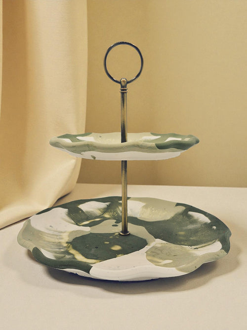 Zweistufige Jesmonite-Etagere in Olivgrün und Weiss mit organischem Muster, Kollektion Sora Terra – Maliora Designs