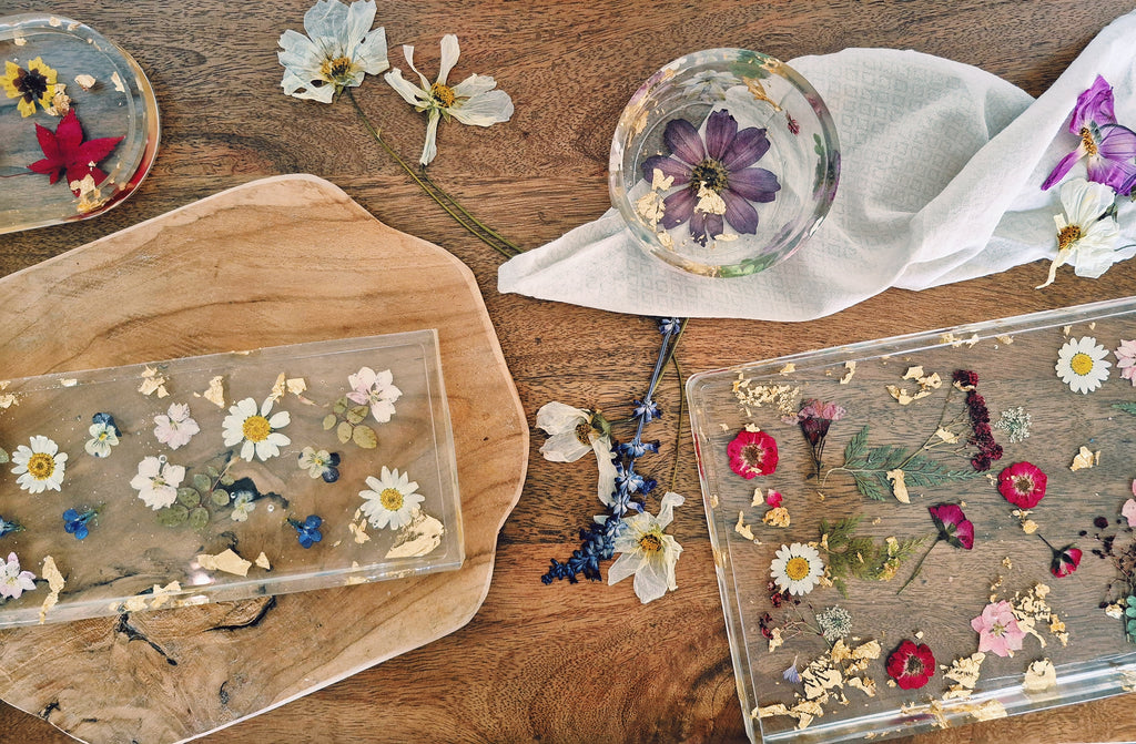 Kollektion Blooming Gold: Epoxidharz-Schalen und Tabletts mit echten Blüten und Blattgold – Maliora Designs