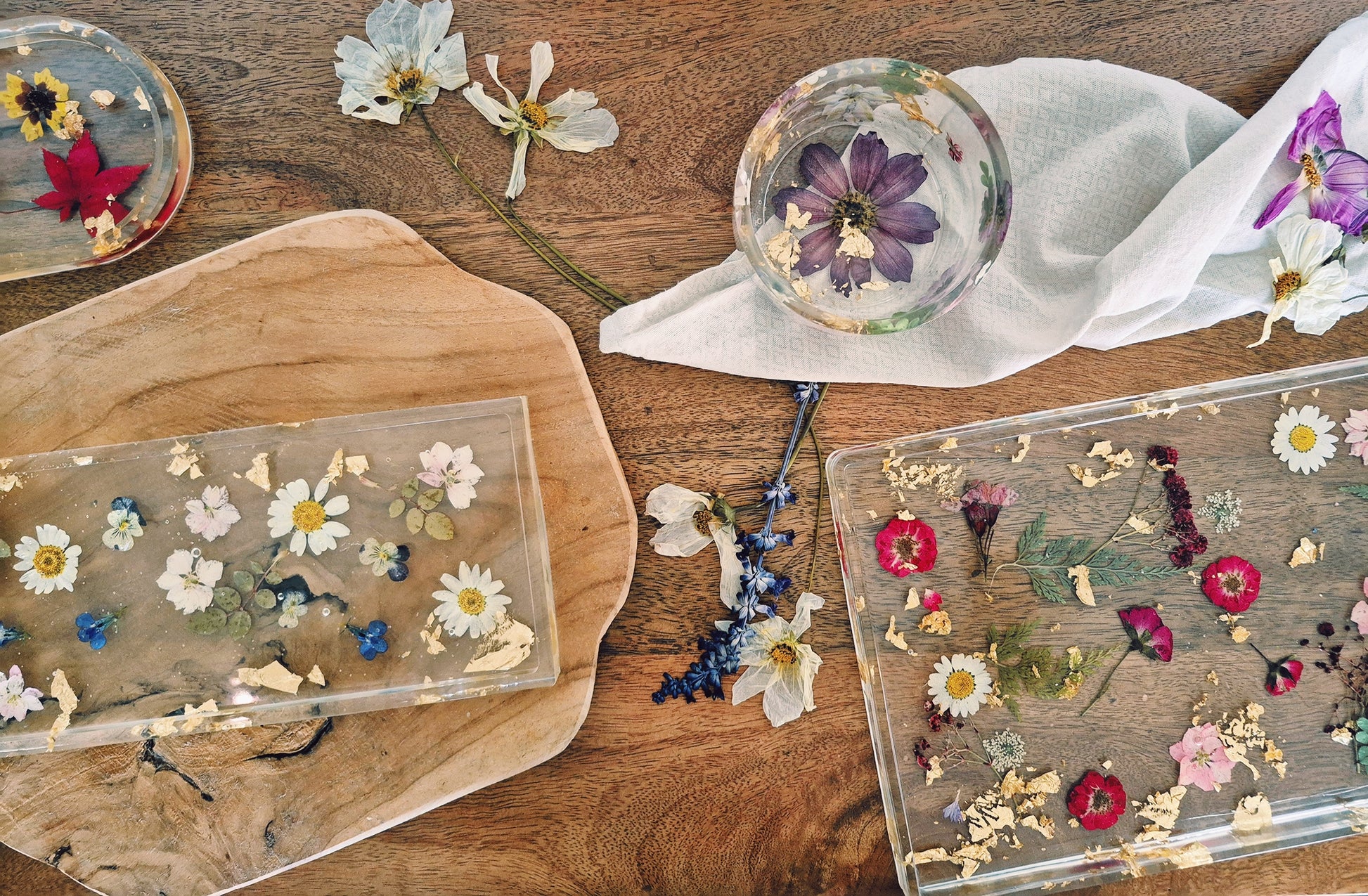 Kollektion Blooming Gold: Epoxidharz-Schalen und Tabletts mit echten Blüten und Blattgold – Maliora Designs