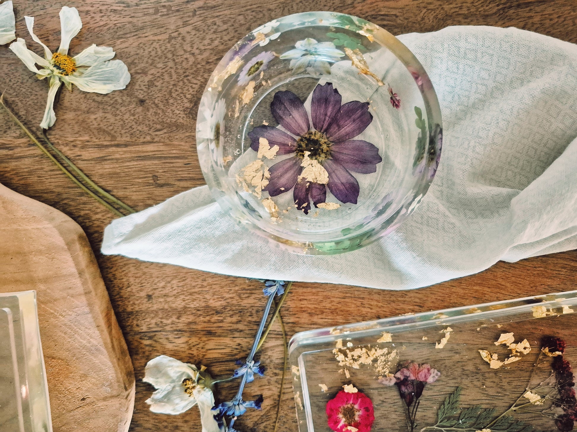 Runde Blütenschale aus Epoxidharz mit Blattgold, dekorativ präsentiert – Kollektion Blooming Gold – Maliora Designs