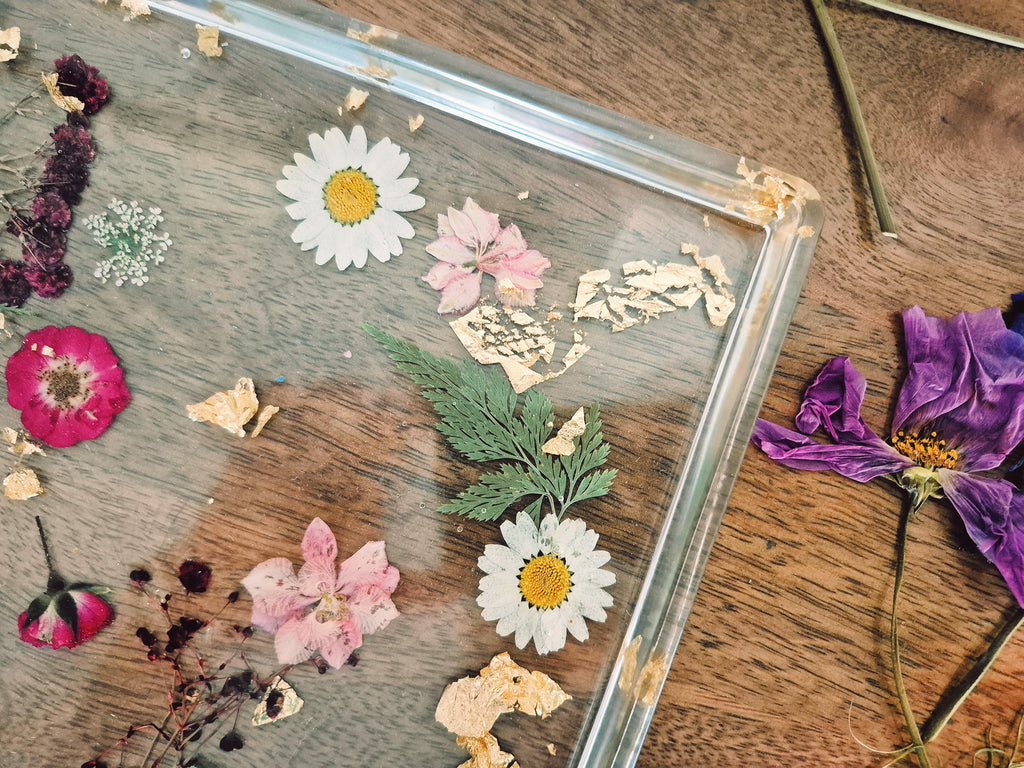 Blüten-Tabletts und Schalen aus Epoxidharz mit goldenen Einschlüssen – Kollektion Blooming Gold – Maliora Designs