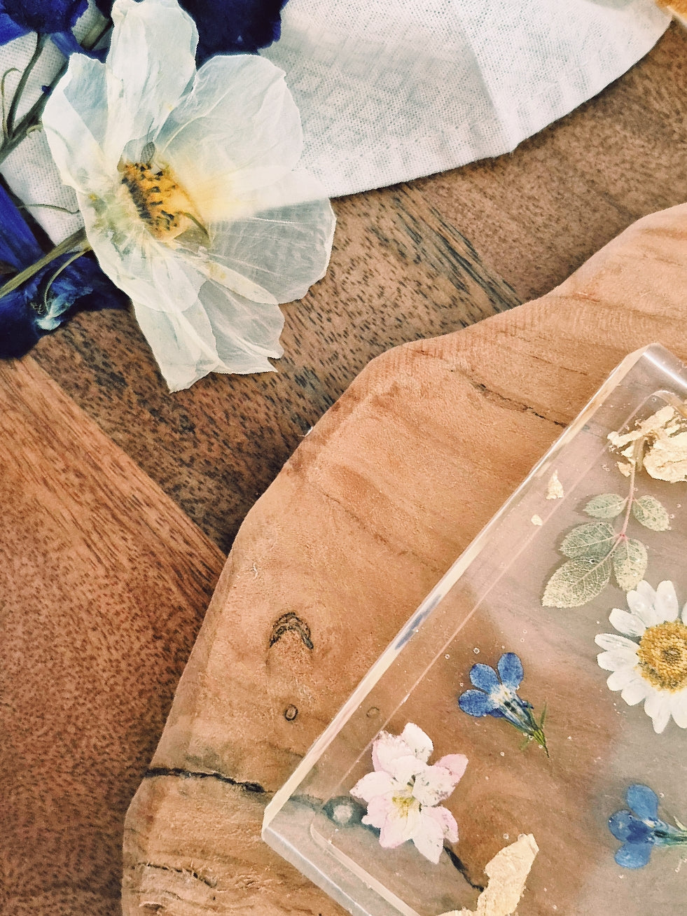 Handgegossene Epoxidharz-Tabletts mit Blütendekor und Blattgold, Kollektion Blooming Gold – Maliora Designs