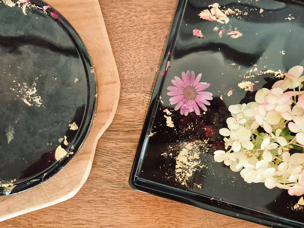 Dekoratives Epoxidharz-Tablett mit Blütendetails, kombiniert mit runder Schale auf Holzuntergrund – Maliora Designs