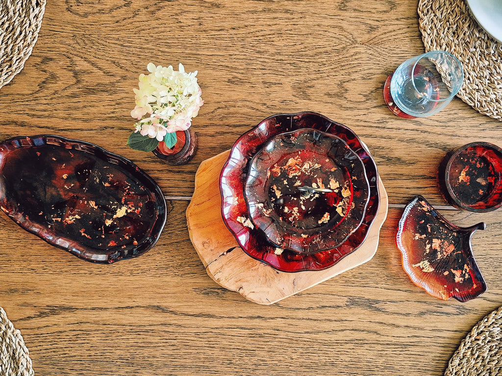 Runde Epoxidharz-Schale in Kupfer-Rot mit Blüte, arrangiert auf Holzplatte – Kollektion Falling Ember – Maliora Designs