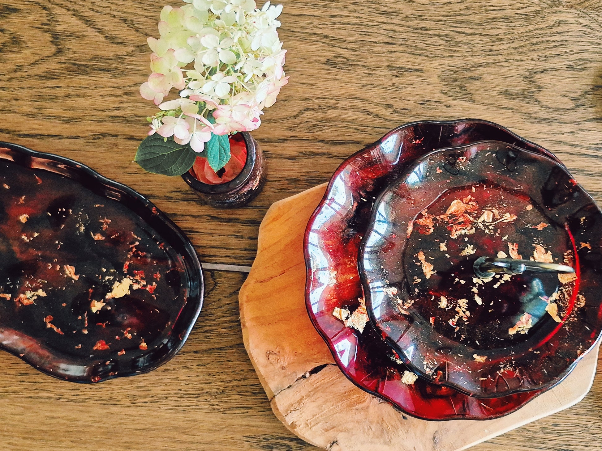 Kombination aus Epoxidharz-Schalen und Untersetzern in Rot-, Kupfer- und Goldtönen – Maliora Designs