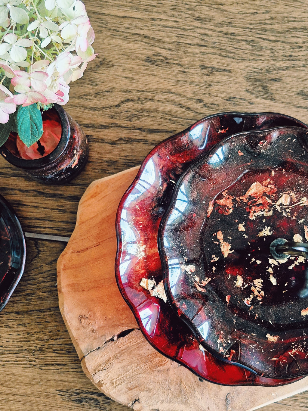 Schale und Etagere aus Epoxidharz in Rot-Gold, stilvoll auf Tisch präsentiert – Kollektion Falling Ember – Maliora Designs