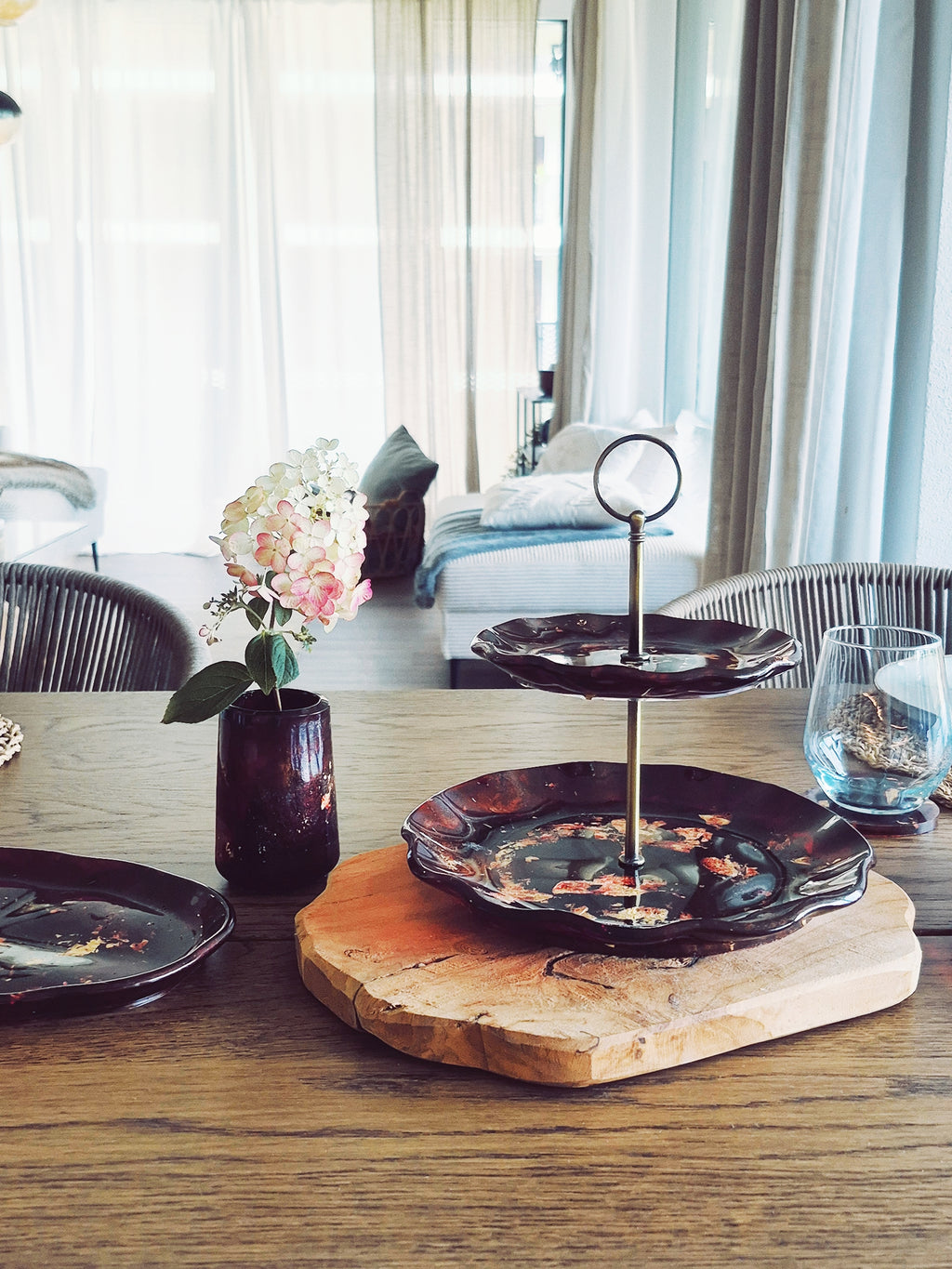 Dekoratives Arrangement aus Epoxidharz-Schale und Etagere in Rot-Gold auf Holztisch – Kollektion Falling Ember