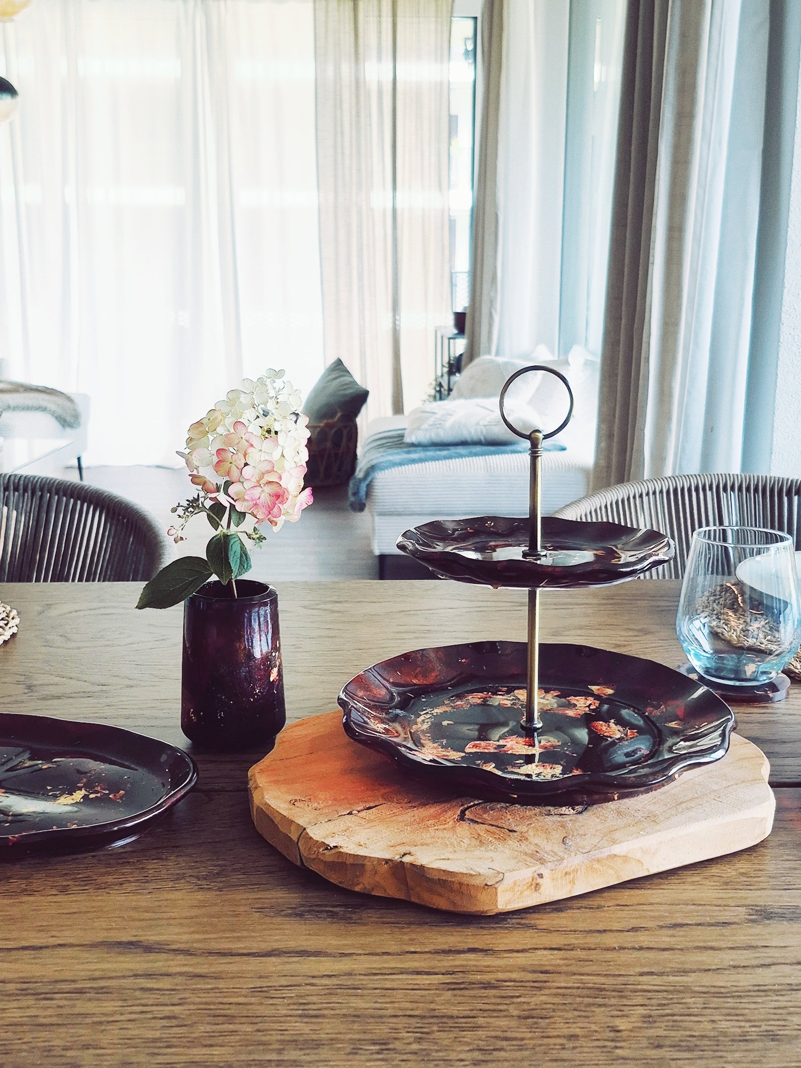 Dekoratives Arrangement aus Epoxidharz-Schale und Etagere in Rot-Gold auf Holztisch – Kollektion Falling Ember