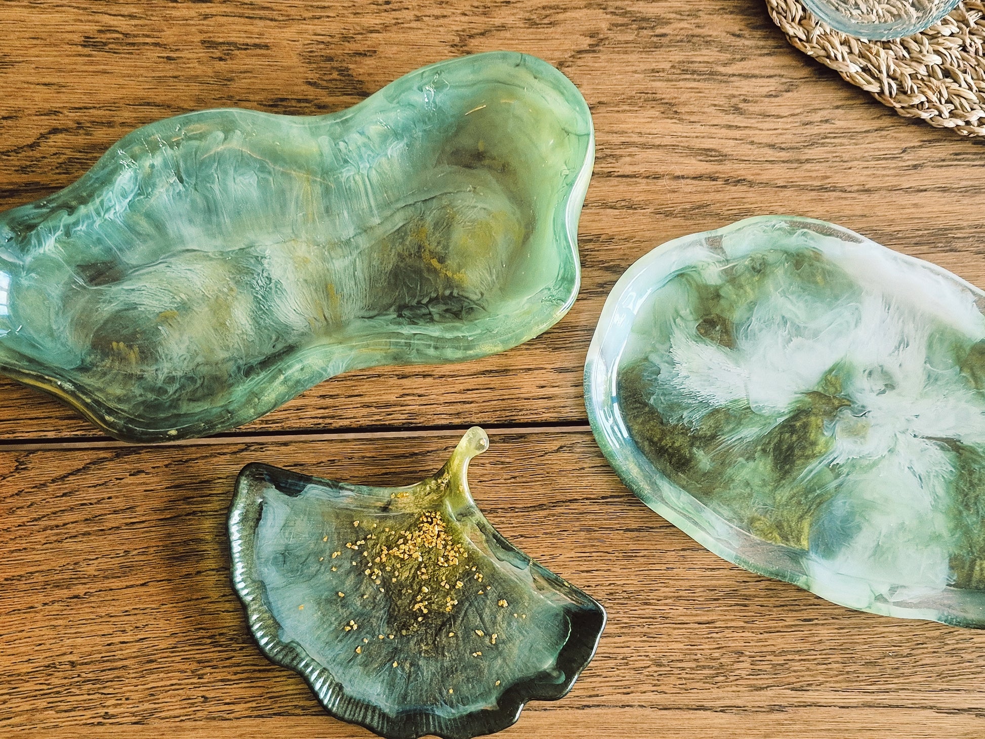 Organische Epoxidharz-Schale in Smaragdgrün und Weiß mit Goldakzenten, dekorativ auf Holz präsentiert – Kollektion Emerald Mist – Maliora Designs