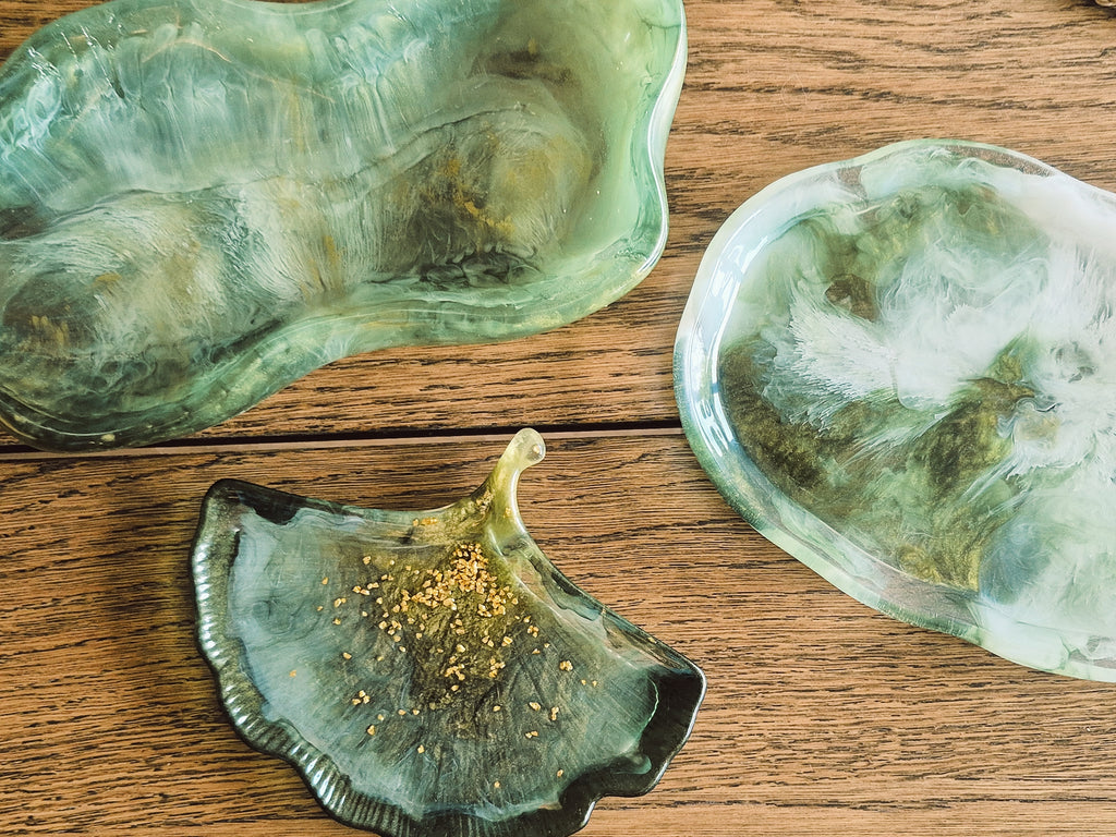 Organischer Epoxidharz-Teller in Smaragdgrün und Weiß, dekorativ auf Holztisch präsentiert – Kollektion Emerald Mist