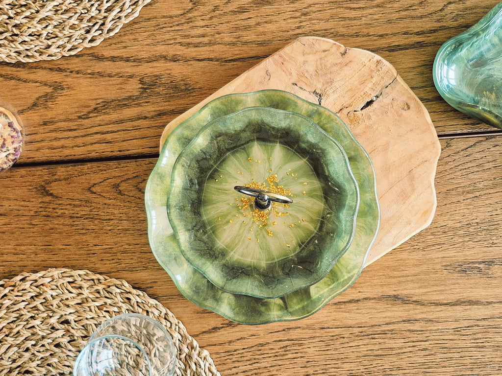 Zweistufige grüne Epoxidharz-Etagere mit goldenen Einschlüssen, dekorativ auf Holz präsentiert – Kollektion Emerald Mist