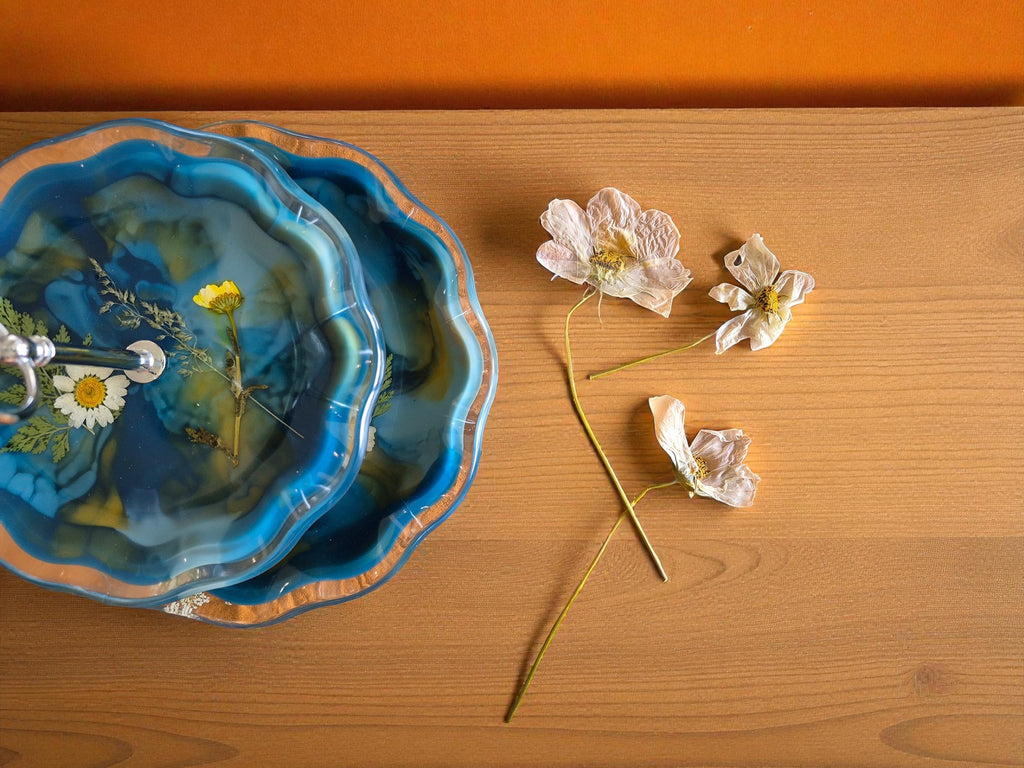 Epoxidharz-Etagere in Blau-Gold mit eingegossenen Blüten, dekorativ auf Holz präsentiert – Kollektion Golden Hour – Maliora Designs