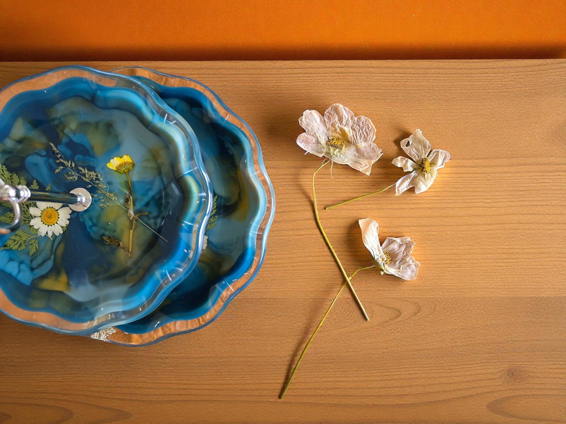 Epoxidharz-Etagere in Blau-Gold mit eingegossenen Blüten, dekorativ auf Holz präsentiert – Kollektion Golden Hour – Maliora Designs