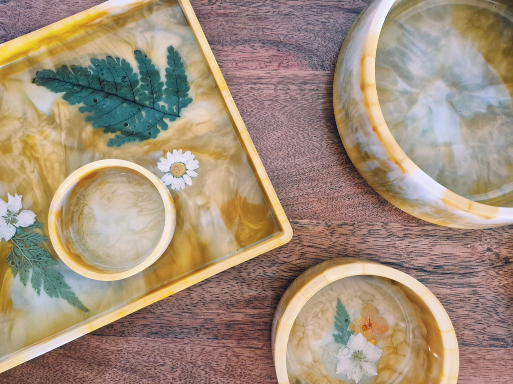 Set aus goldgelben Epoxidharz-Schalen und rechteckigem Tablett mit Blütendetails – Kollektion Golden Dawn – Maliora Designs