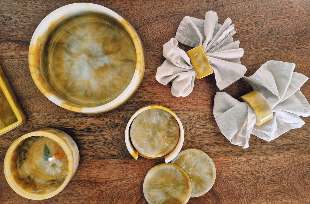 Epoxidharz-Schalen in sonnigem Gelb mit Goldpartikeln, dekorativ mit Blüten arrangiert – Kollektion Golden Dawn