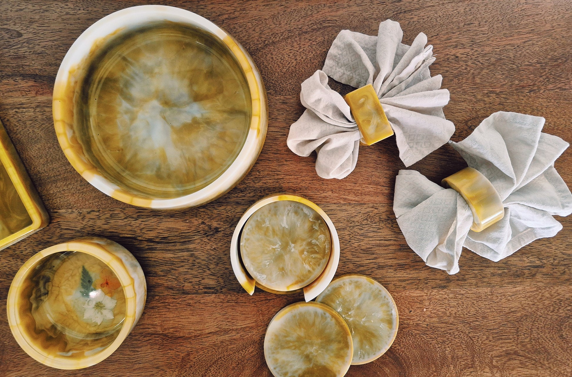 Epoxidharz-Schalen in sonnigem Gelb mit Goldpartikeln, dekorativ mit Blüten arrangiert – Kollektion Golden Dawn