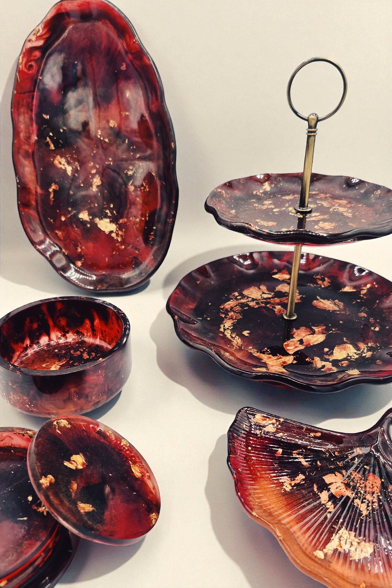Handgegossenes Set aus Schalen und Etageren aus Epoxidharz in Rot- und Goldoptik, glänzende Oberfläche – Maliora Designs