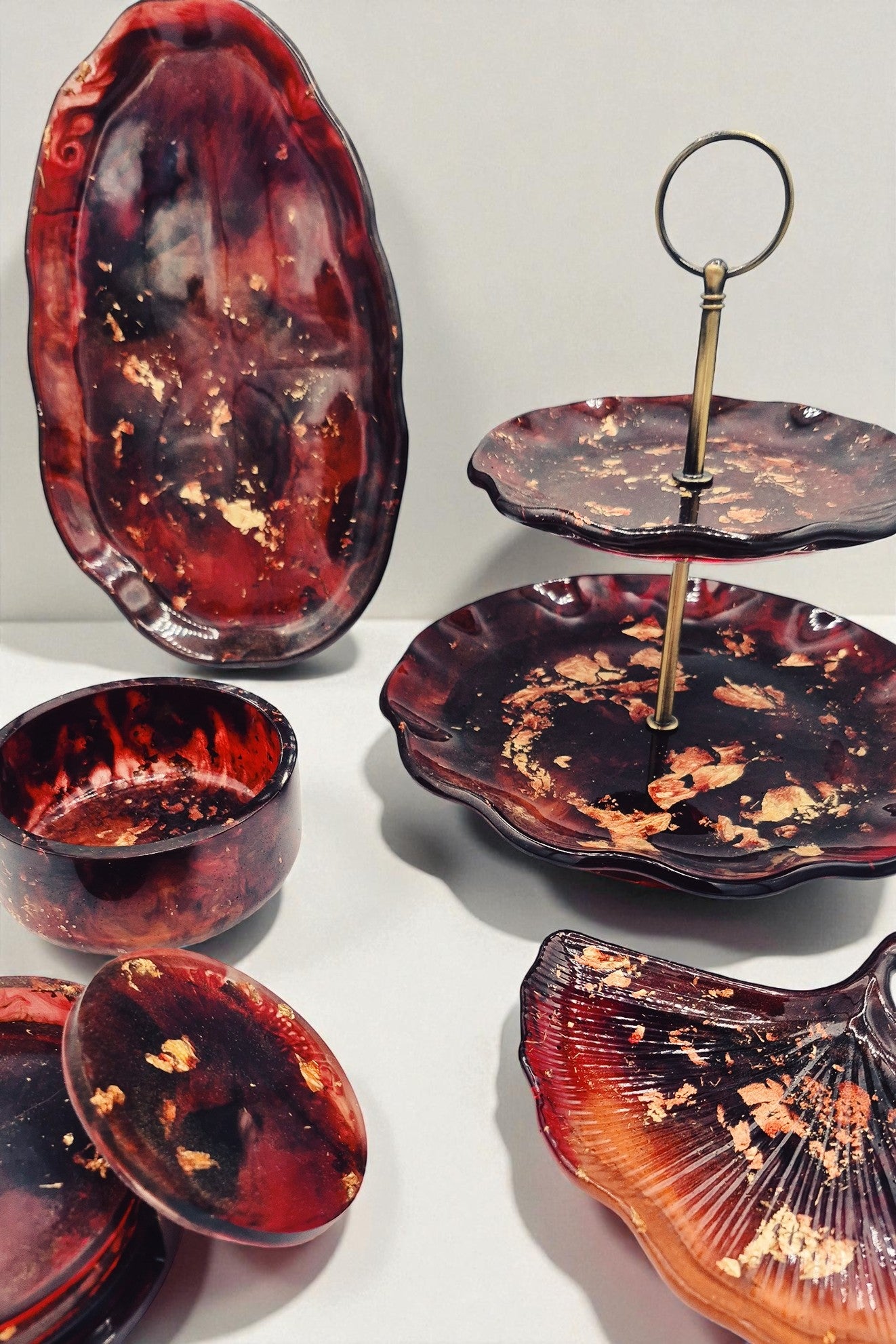 Kombination aus roten Epoxidharz-Schalen und Etagere mit goldenen Partikeln – Kollektion Falling Ember – Maliora Designs