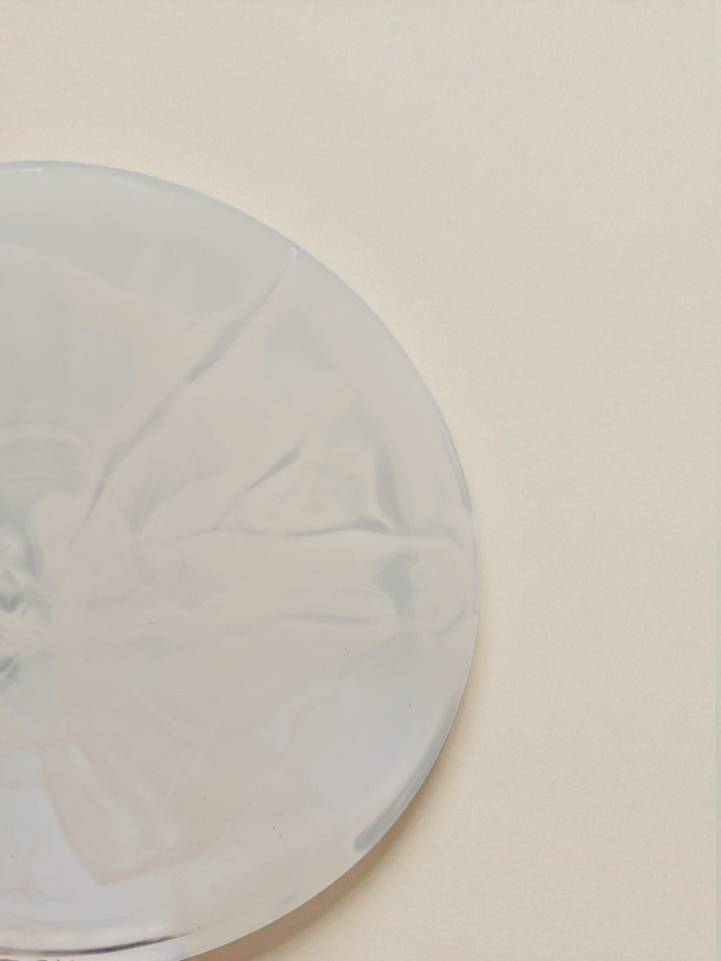 Weißer Epoxidharz-Untersetzer mit feiner Struktur und glänzender Oberfläche, Kollektion Silent Sky – Maliora Designs