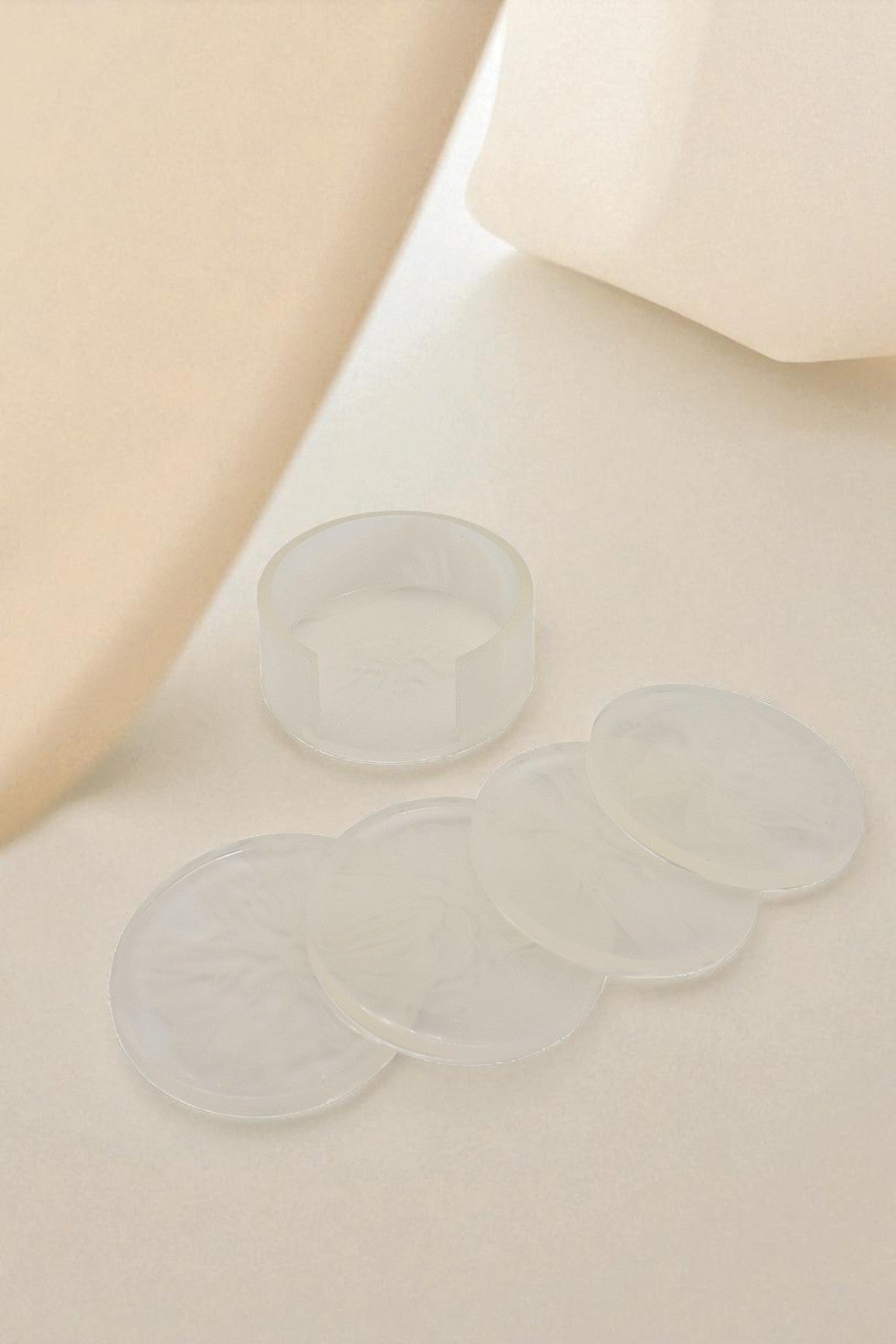 Runde Epoxidharz-Untersetzer in Weiß mit sanfter Marmorierung, Kollektion Silent Sky – Maliora Designs