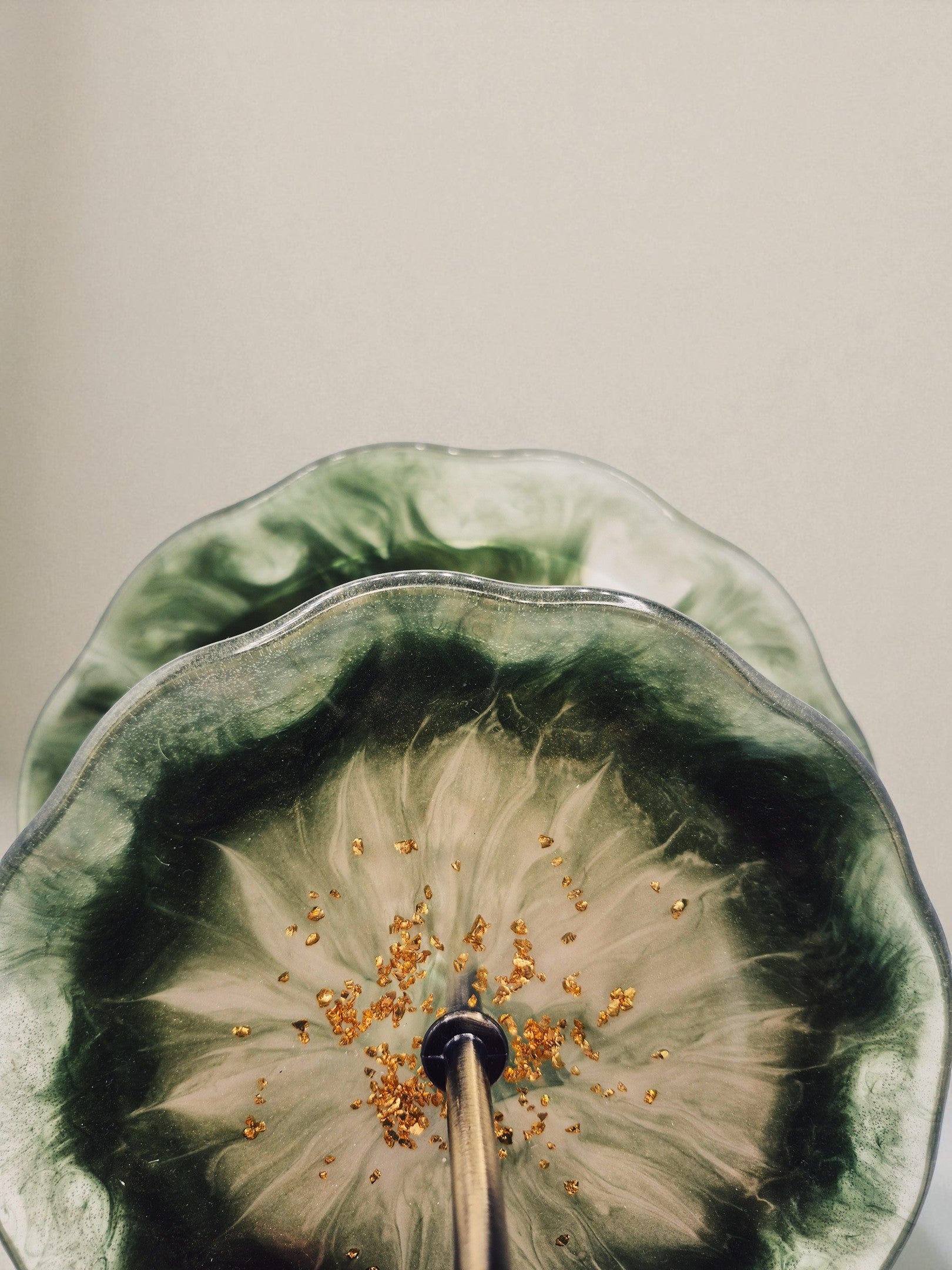 Nahaufnahme der Epoxidharz-Etagere in Grün-Gold mit transparenter Struktur – Kollektion Emerald Mist – Maliora Designs