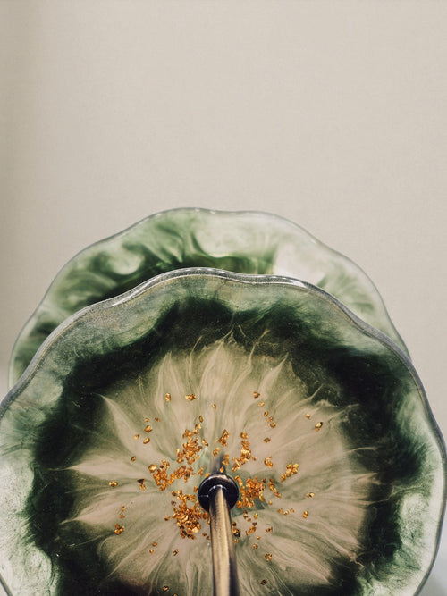 Nahaufnahme der Epoxidharz-Etagere in Grün-Gold mit transparenter Struktur – Kollektion Emerald Mist – Maliora Designs