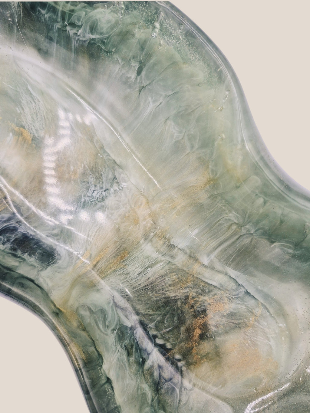 Detailansicht der grünen Epoxidharz-Schale mit goldenen Einschlüssen und transparenten Partien – Kollektion Emerald Mist