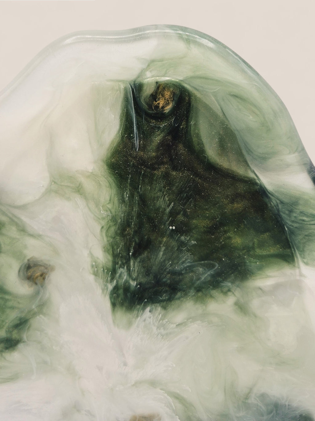Handgegossener Epoxidharz-Teller in Grün-Weiß mit sanften Farbverläufen – Kollektion Emerald Mist – Maliora Designs