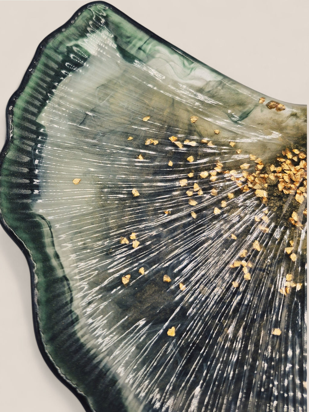 Detailansicht der Epoxidharz-Ginkgoblatt-Schale in Grün mit goldenen Splittern – Kollektion Emerald Mist – Maliora Designs