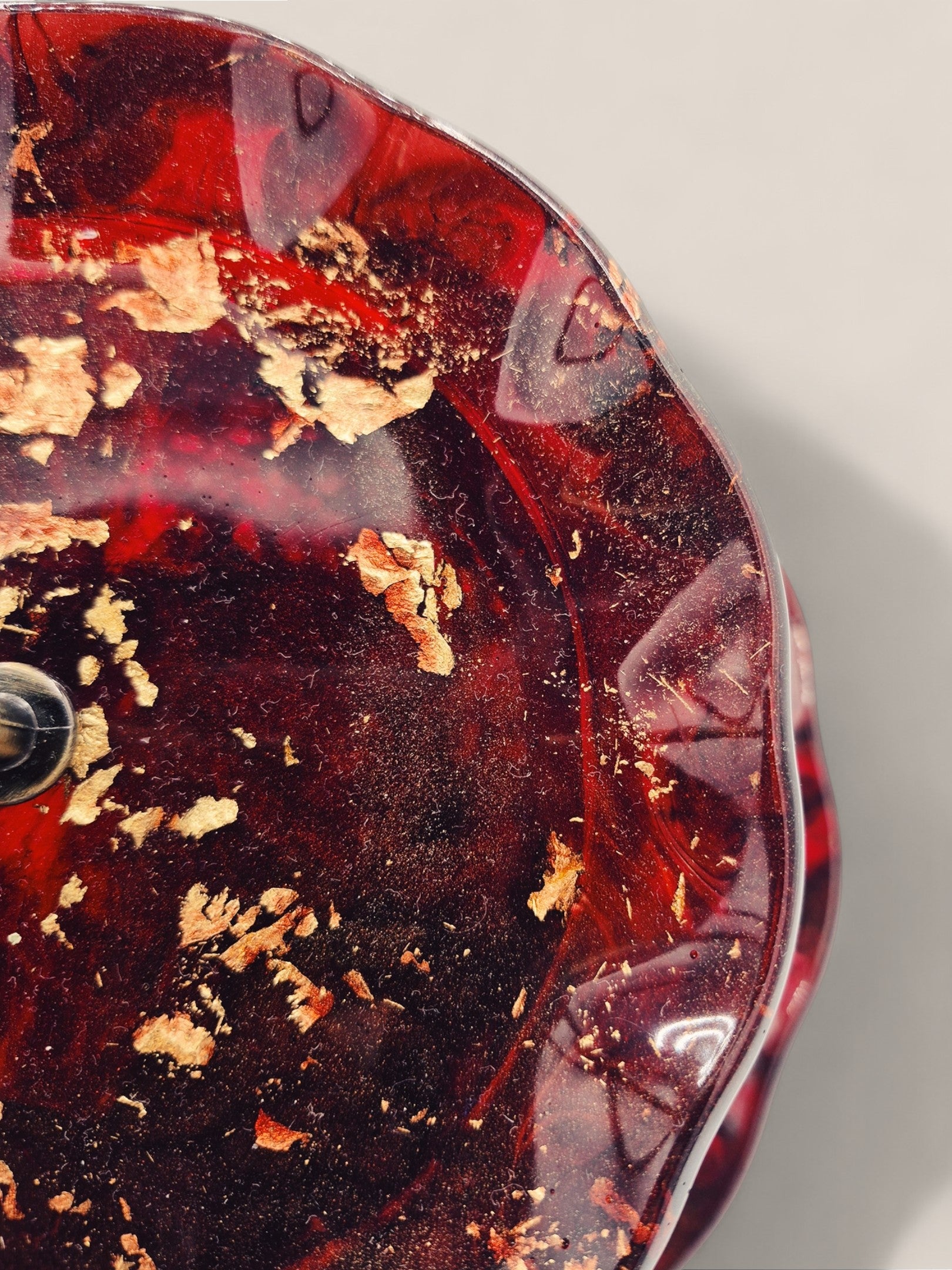 Detailansicht der Epoxidharz-Etagere in warmem Rot-Gold mit glänzender Oberfläche – Kollektion Falling Ember