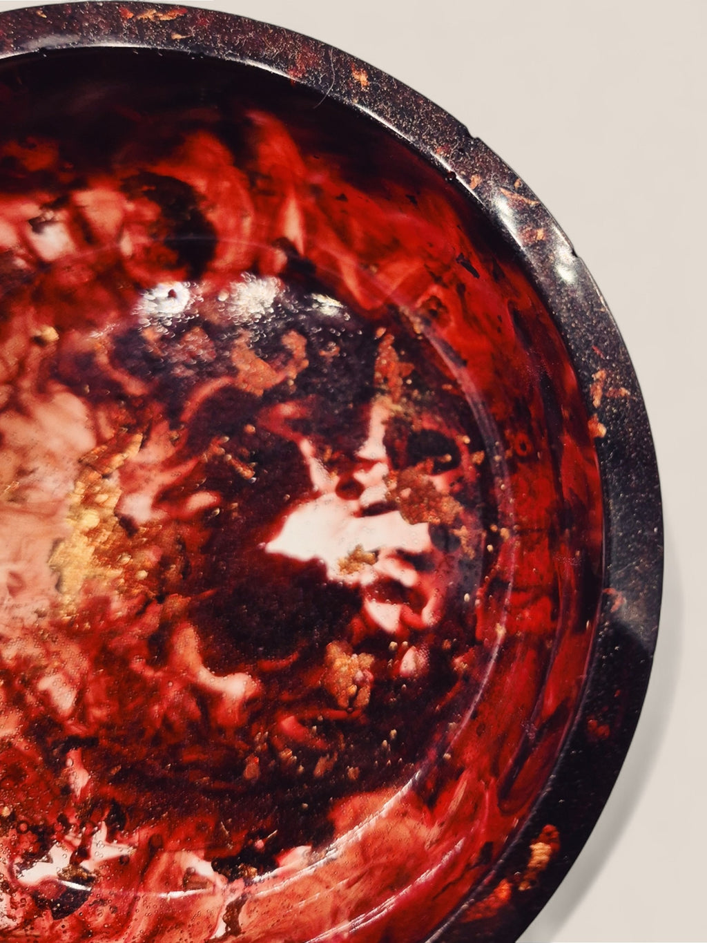 Draufsicht auf Epoxidharz-Schale in tiefem Rot mit goldenen Einschlüssen – Kollektion Falling Ember – Maliora Designs
