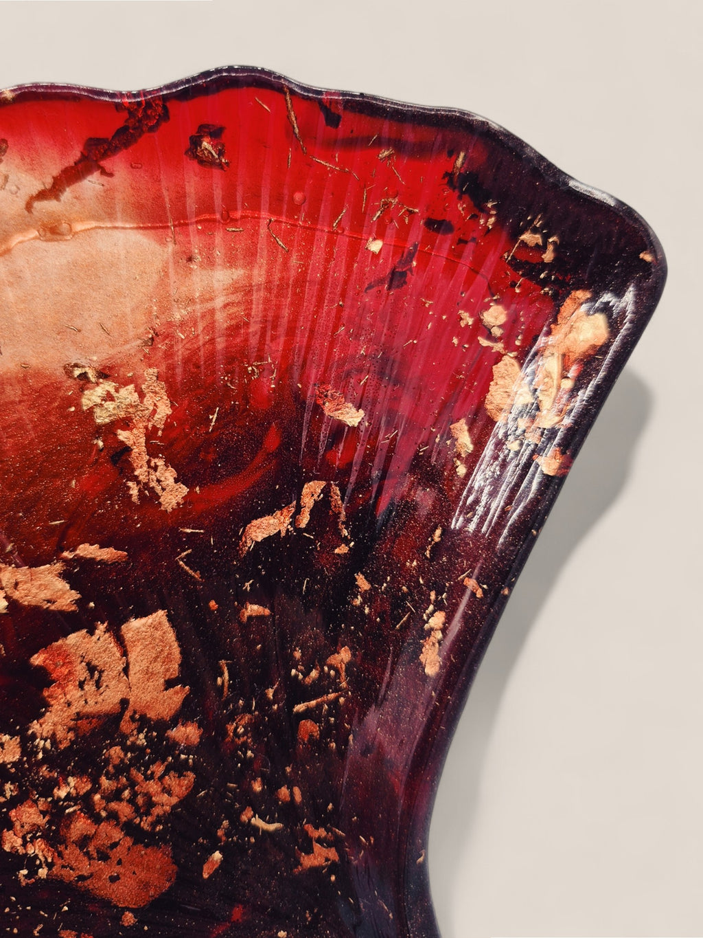 Detailaufnahme des Epoxidharz-Ginkgoblattes mit goldenen Partikeln und rötlichem Farbverlauf – Kollektion Falling Ember