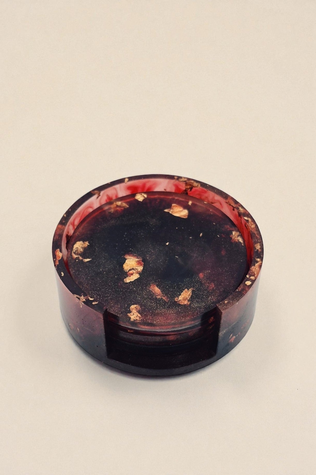 Handgegossene Schale aus Epoxidharz in warmem Rotbraun mit goldenen Einschlüssen – Kollektion Falling Ember