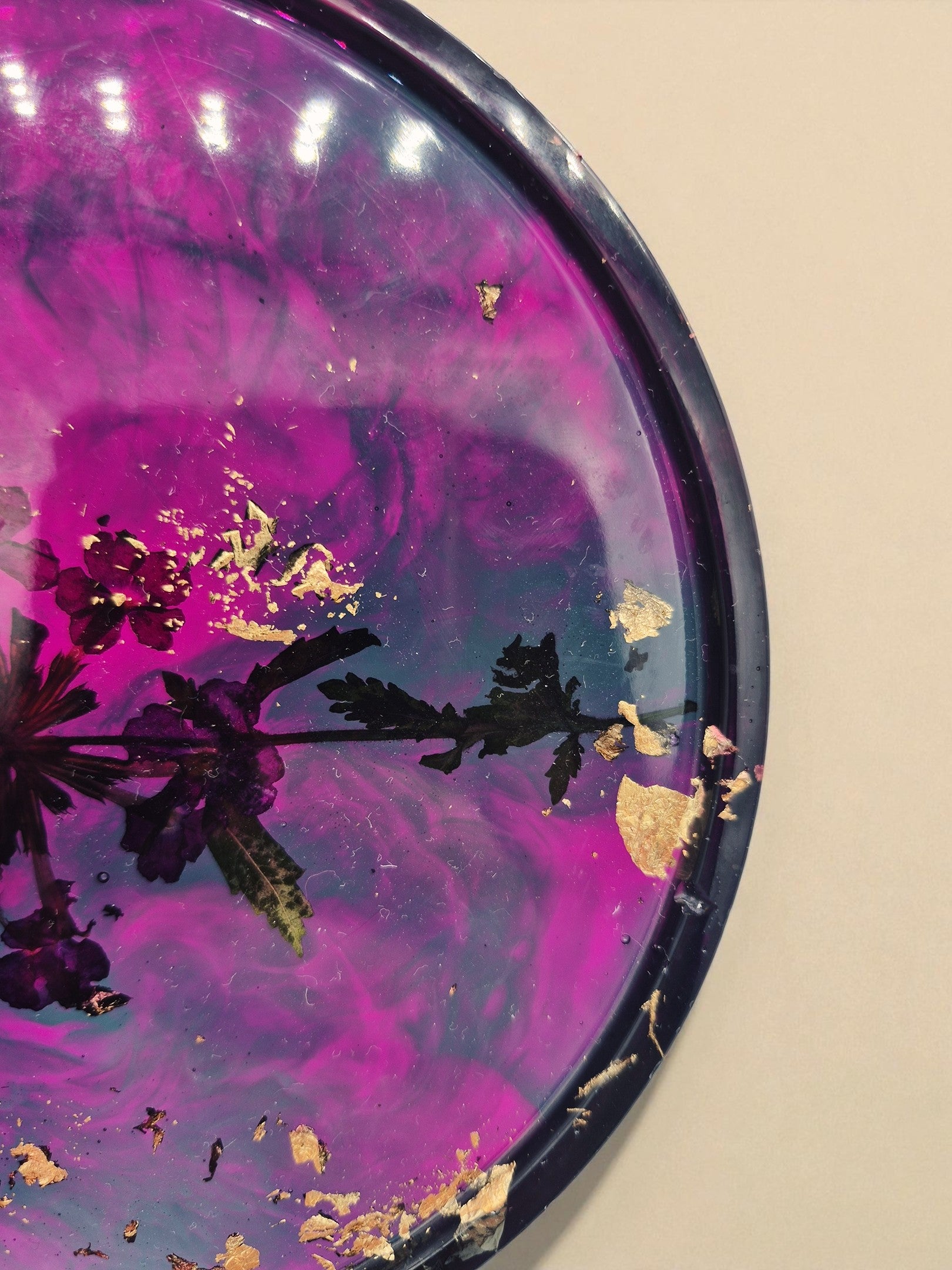 Rundes Epoxidharz-Tablett mit kräftigem violettem Farbton und goldenen Partikeln – Maliora Designs