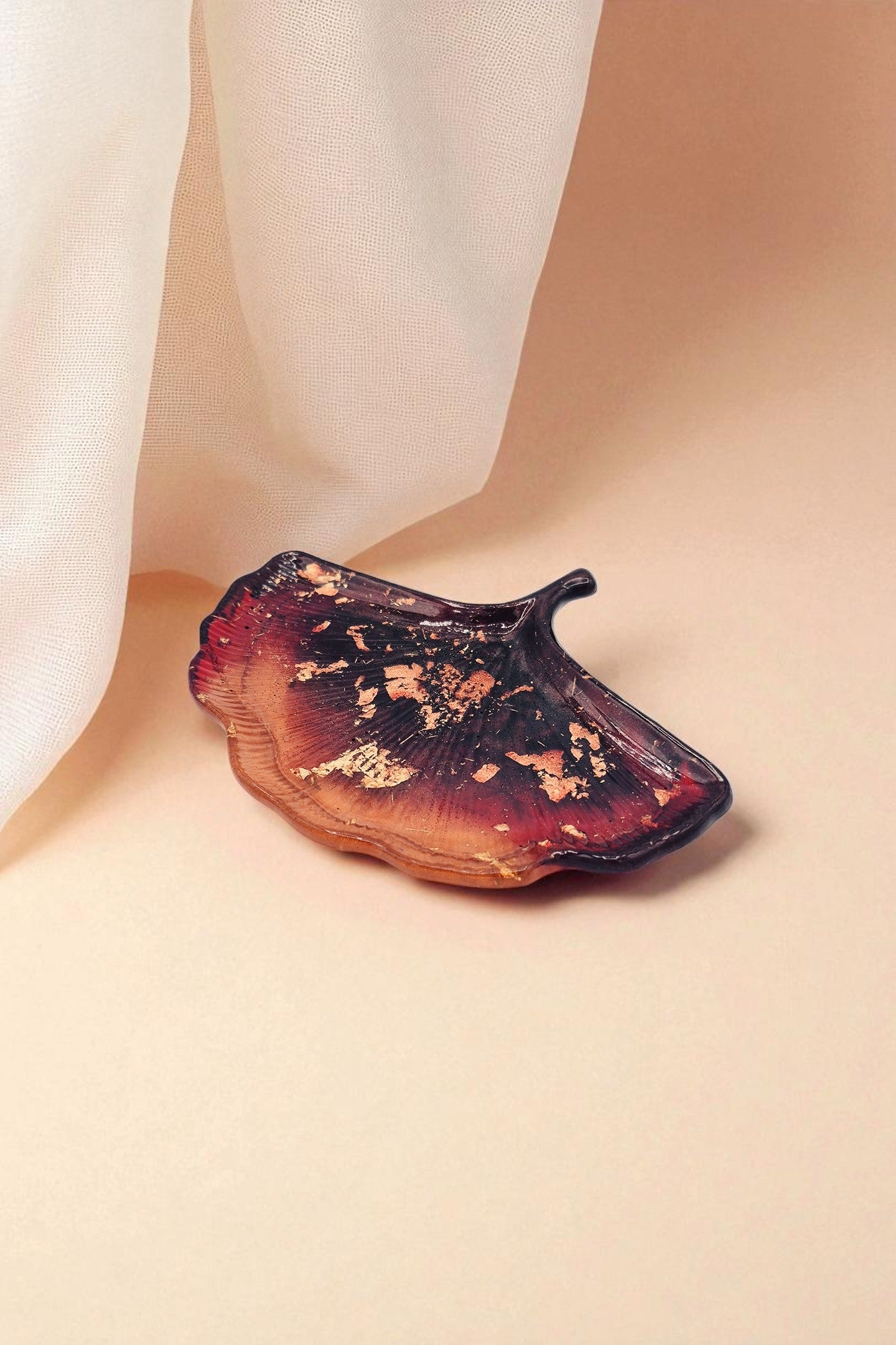Ginkgoblatt-Schale aus Epoxidharz in Rot-Kupfer mit goldenen Akzenten, Kollektion Falling Ember – Maliora Designs
