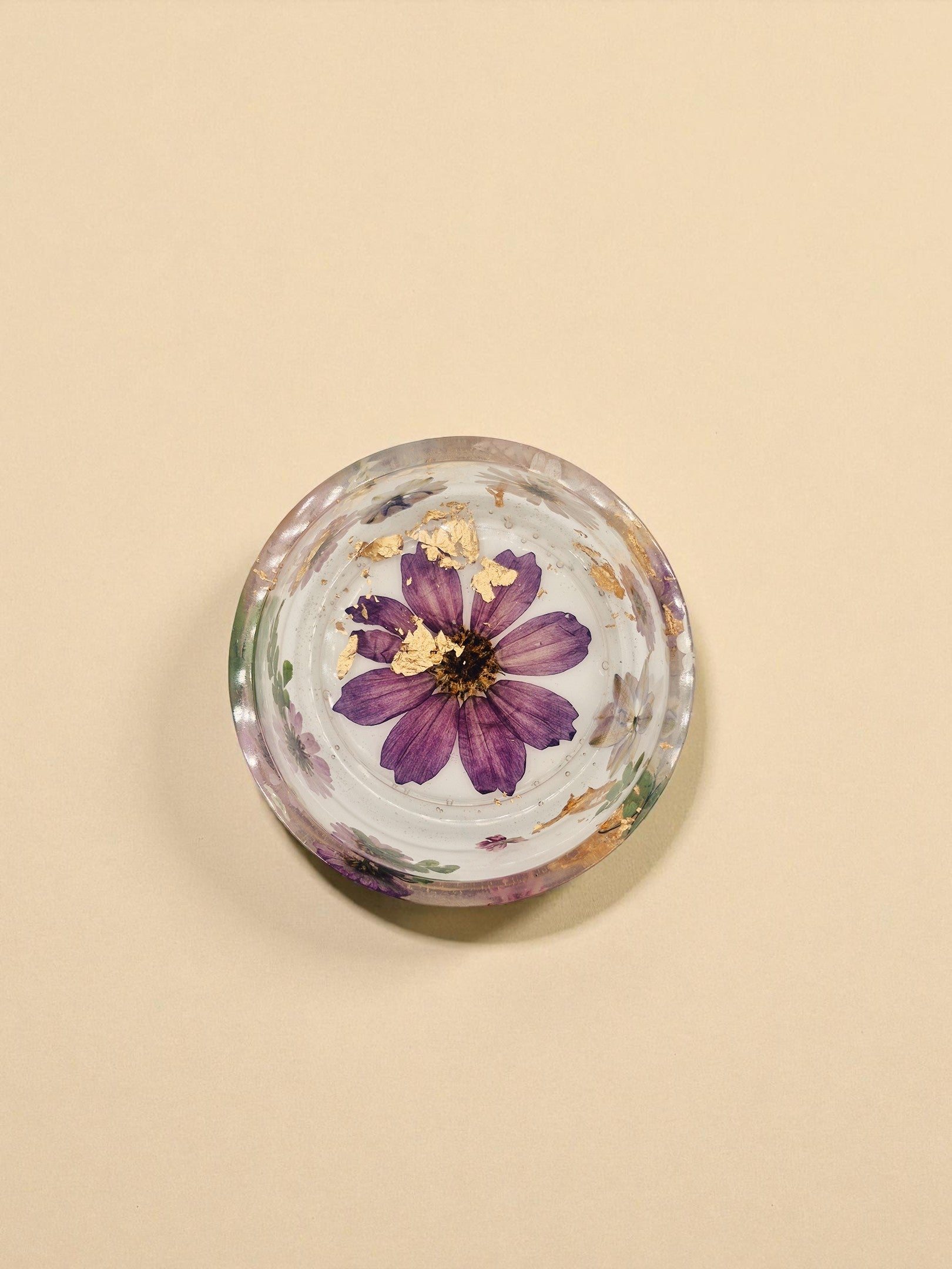 Runde Schale aus transparentem Epoxidharz mit Blütenmotiv und goldenen Details – Kollektion Blooming Gold – Maliora Designs