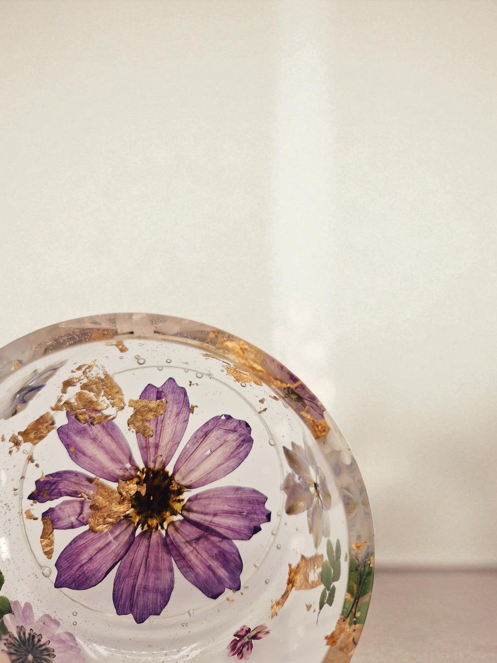 Epoxidharz-Schale mit eingegossener lila Blüte und goldenen Akzenten – Kollektion Blooming Gold – Maliora Designs