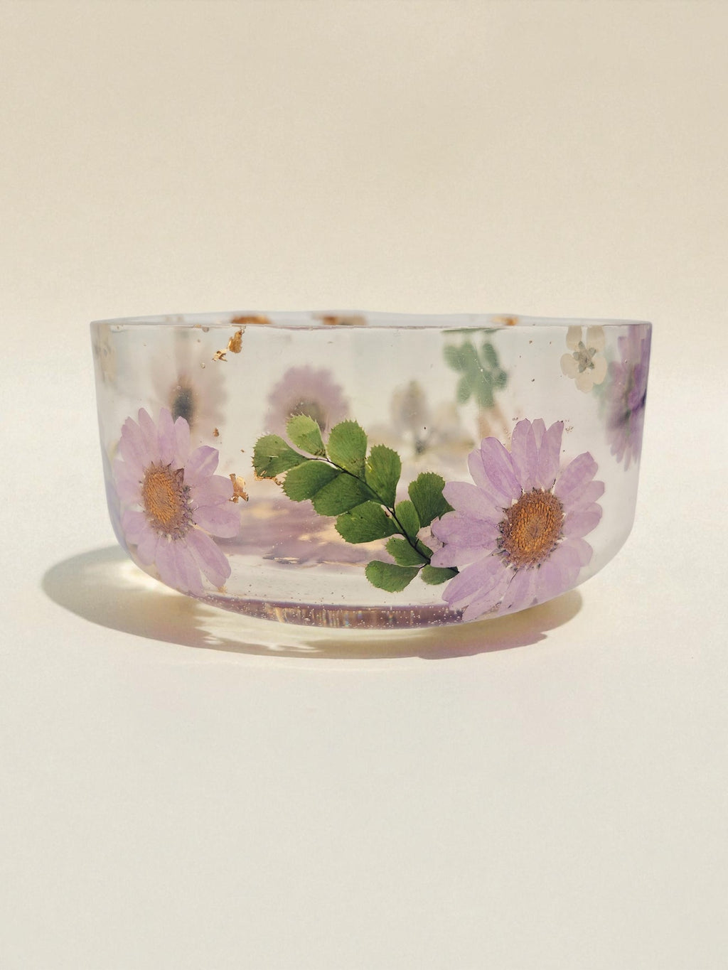 Handgegossene Epoxidharz-Schale mit getrockneten Blüten und Blattgold, Kollektion Blooming Gold – Maliora Designs