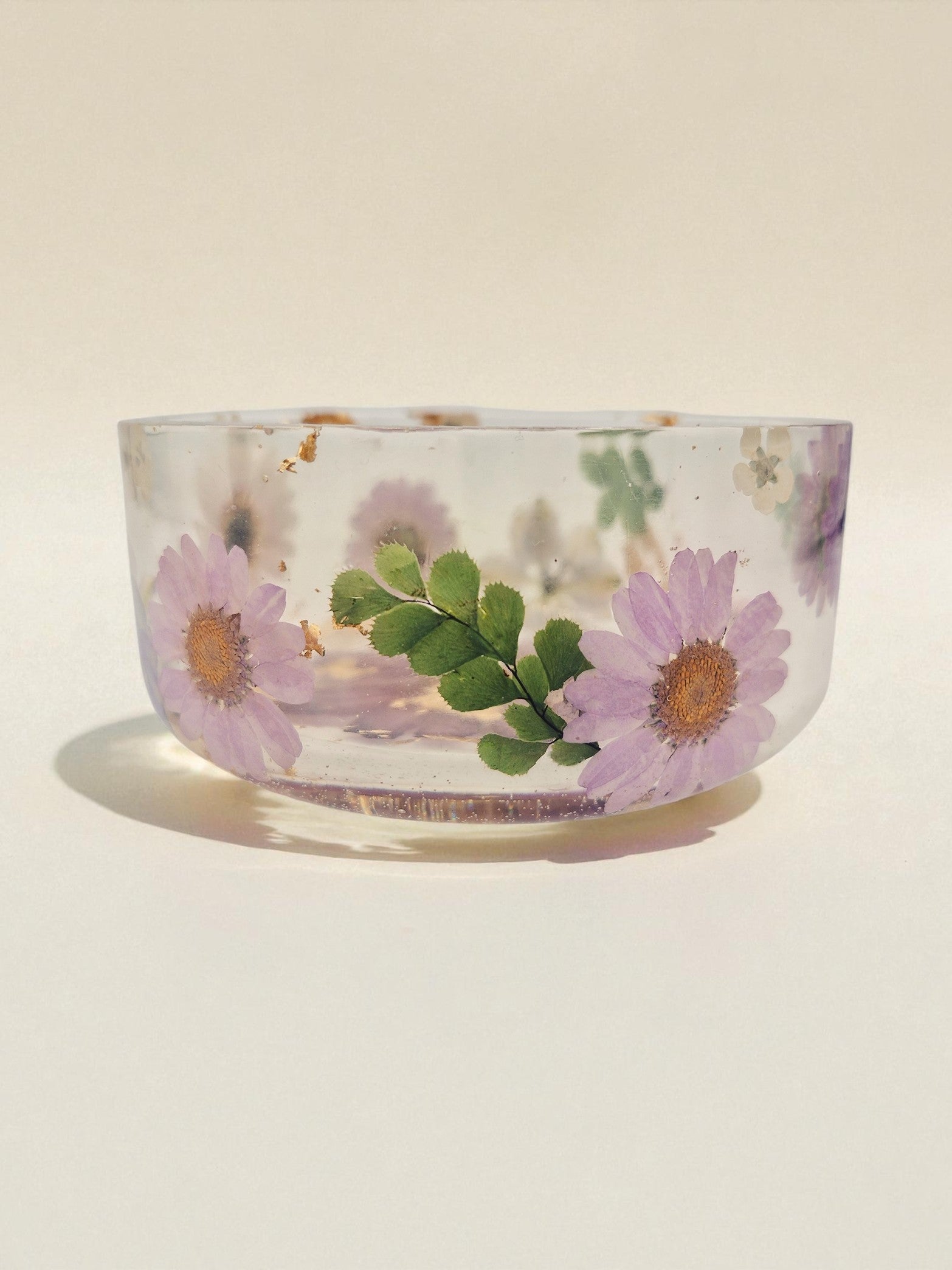 Handgegossene Epoxidharz-Schale mit getrockneten Blüten und Blattgold, Kollektion Blooming Gold – Maliora Designs