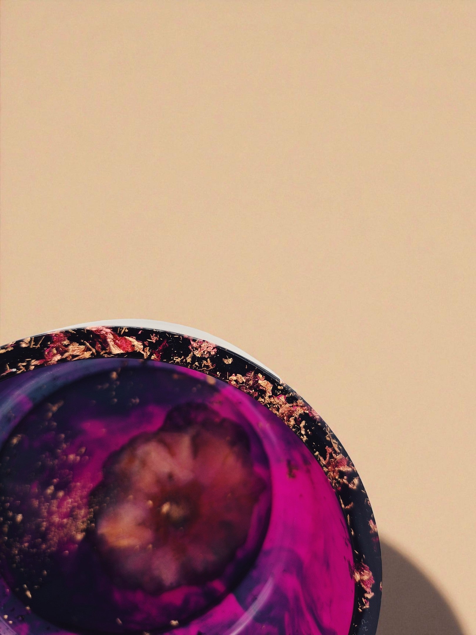 Handgegossene Epoxidharz-Schale in Schwarz-Violett mit Blattgold und Blütendetail – Kollektion Falling Ember von Maliora Designs