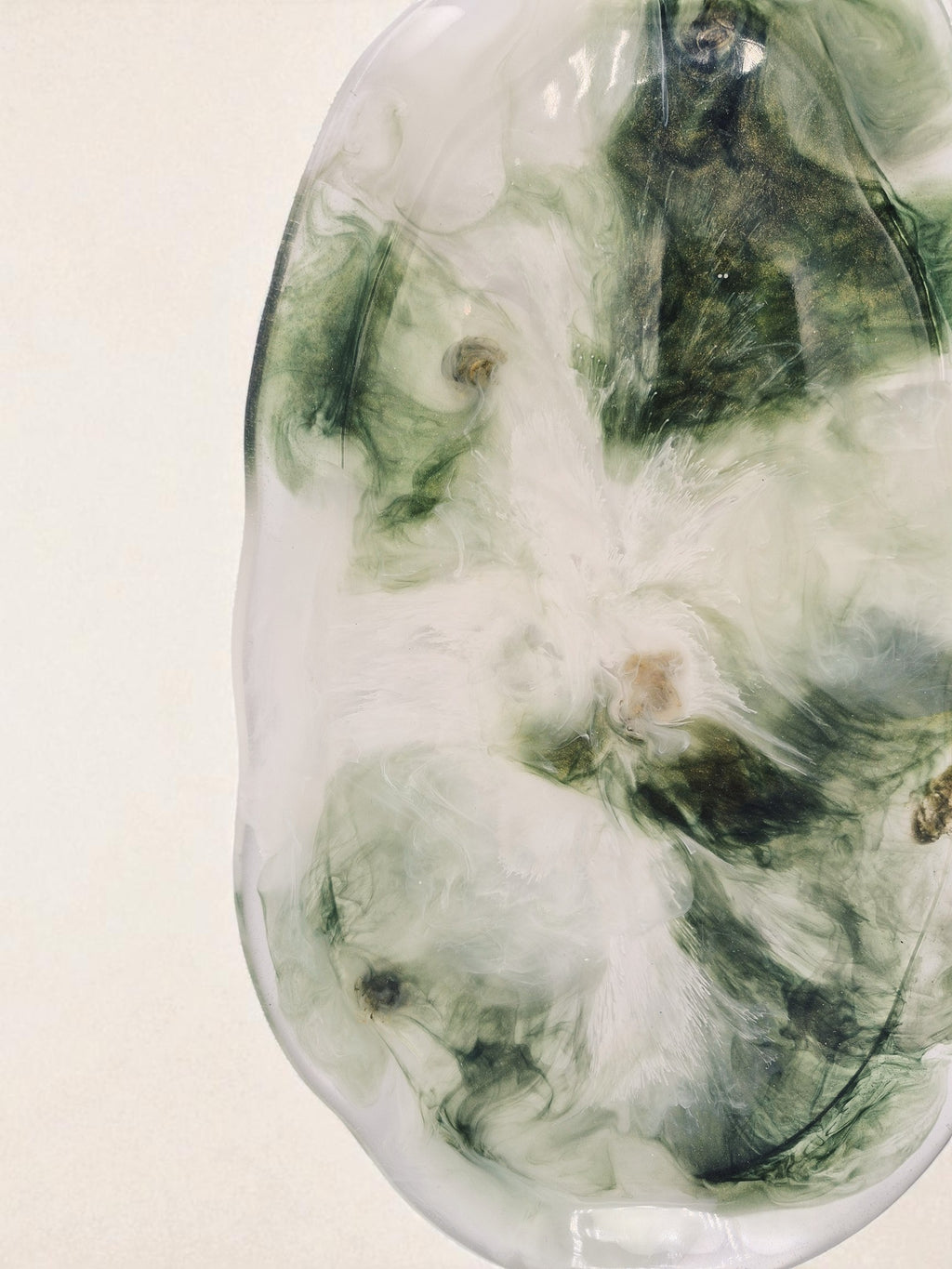 Epoxidharz-Teller in Smaragdgrün mit transparenten und weißen Partien – Kollektion Emerald Mist – Maliora Designs