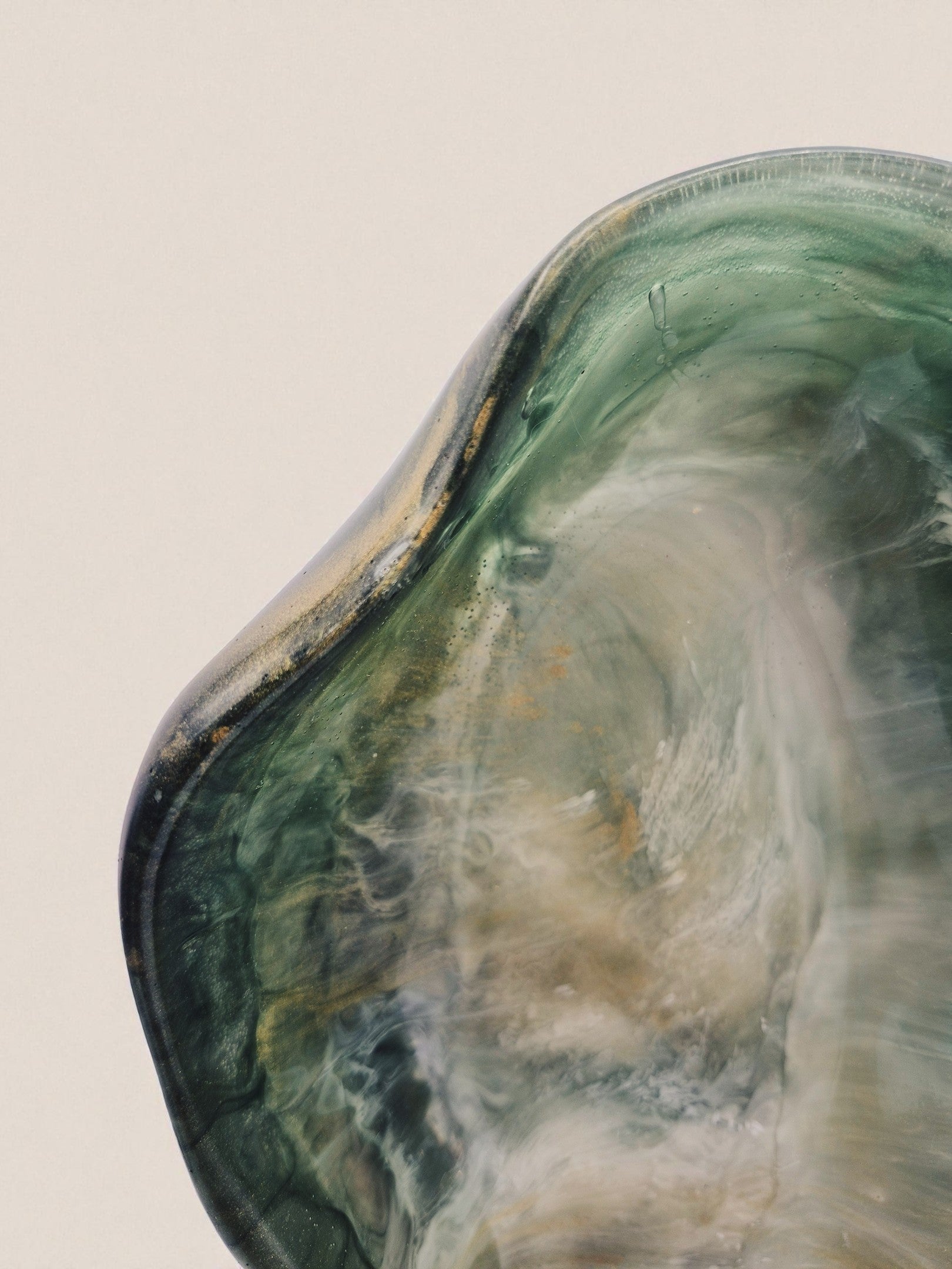 Handgegossene Epoxidharz-Schale in Grün-Weiß mit marmorierter Struktur – Kollektion Emerald Mist – Maliora Designs