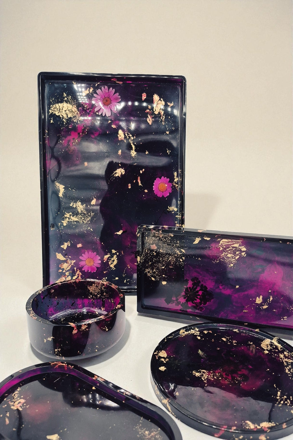 Handgegossene Schale aus Epoxidharz in Violett und Gold mit Verpackung der Kollektion Falling Ember – Maliora Designs