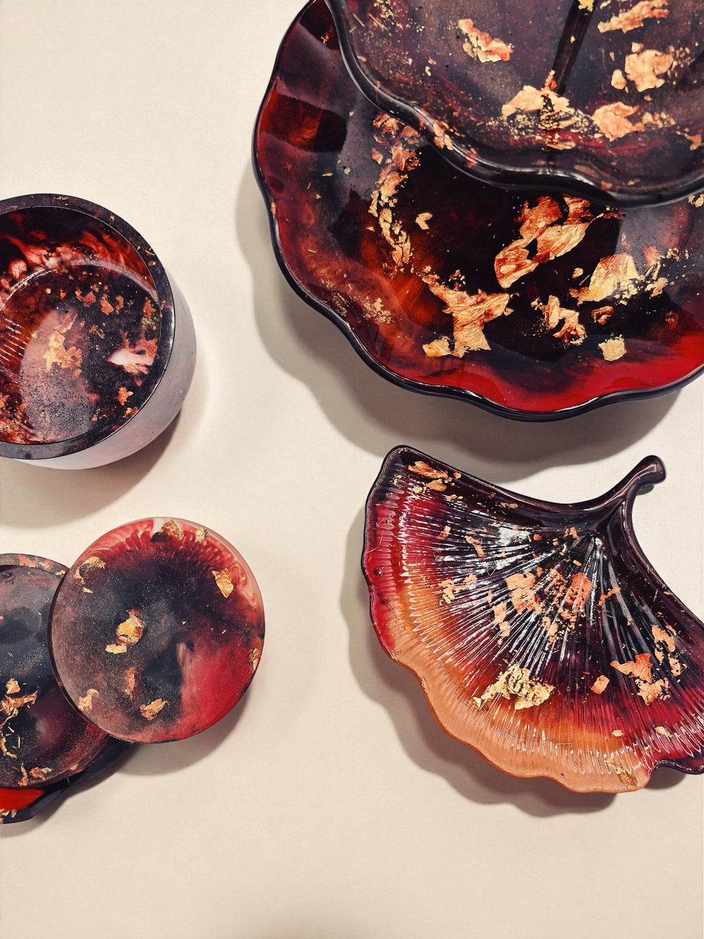 Handgegossenes Set aus Schalen und Etageren aus Epoxidharz in Rot- und Goldoptik, glänzende Oberfläche – Kollektion Falling Ember