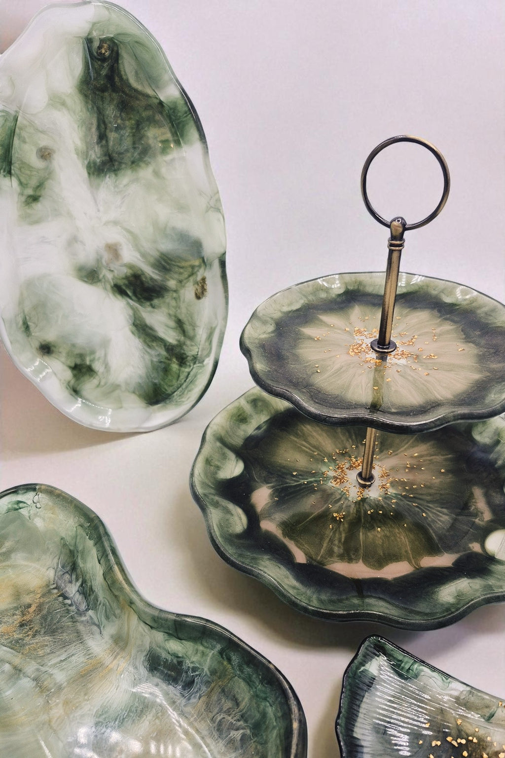 Kombination aus grüner Epoxidharz-Etagere und organischen Tellern, Kollektion Emerald Mist – Maliora Designs