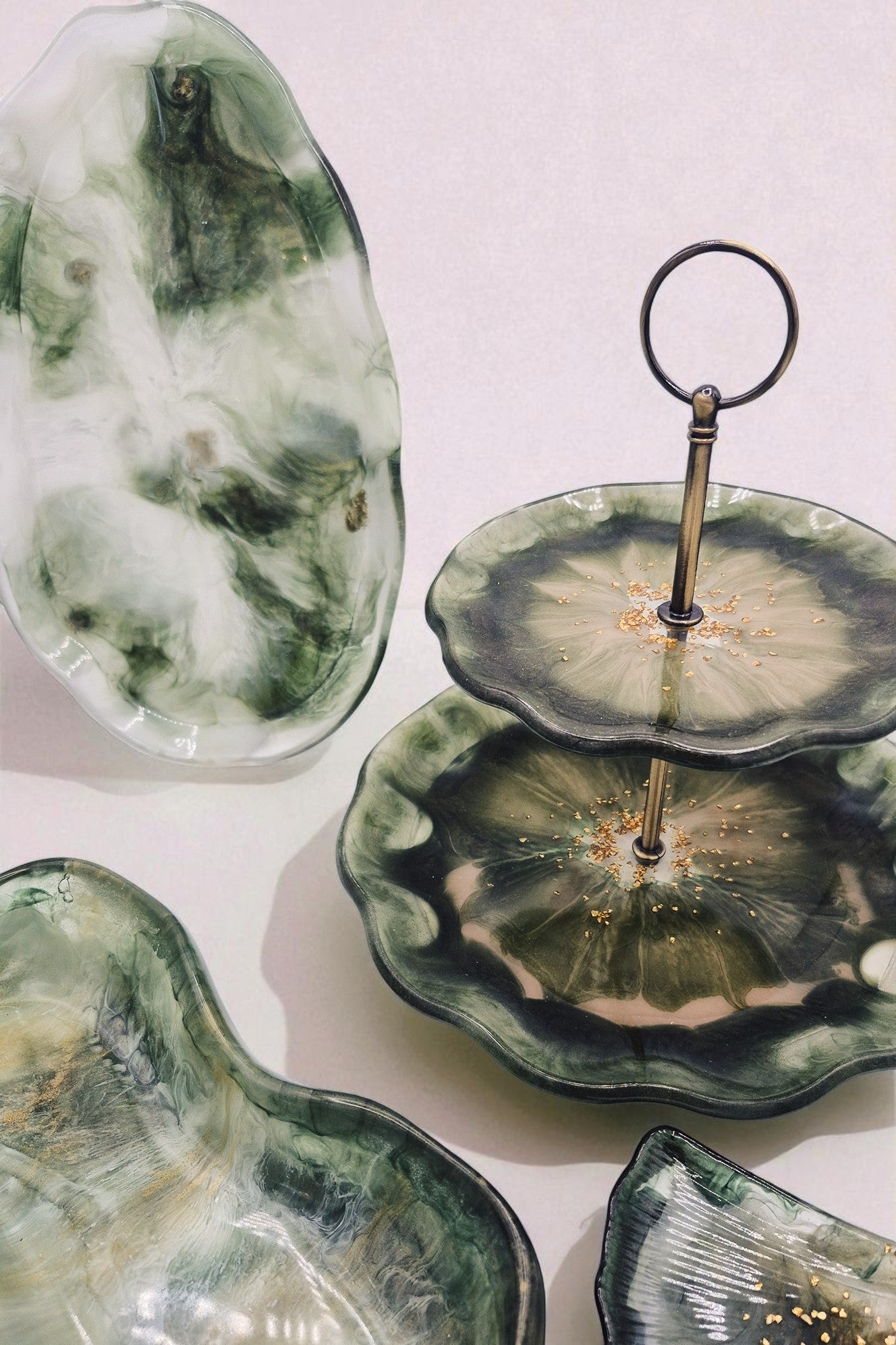 Kombination aus grüner Epoxidharz-Etagere und Ginkgoblatt-Schale – Kollektion Emerald Mist – Maliora Designs