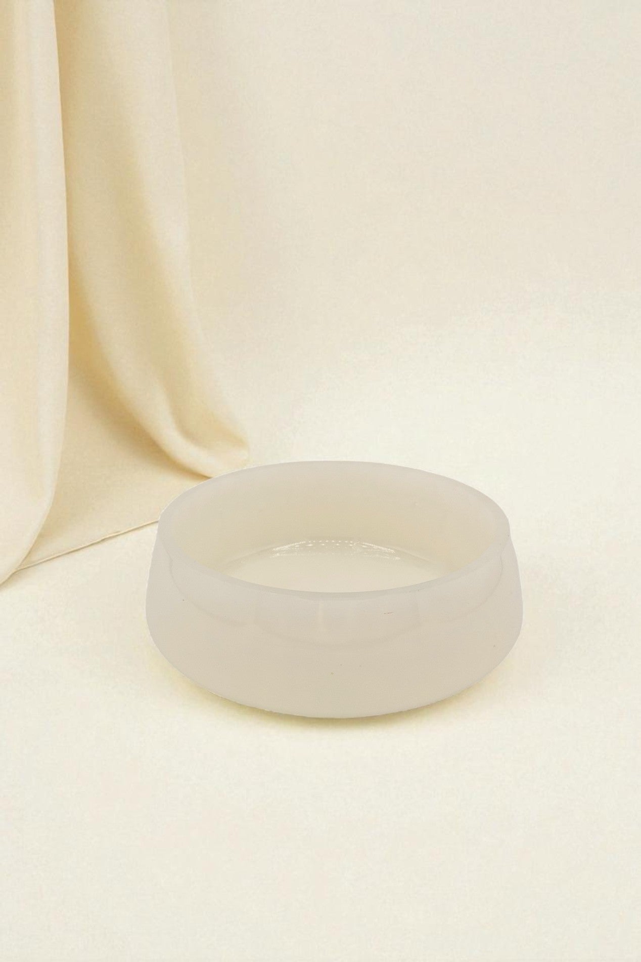 Runde Epoxidharz-Schale in Weiß mit zarter Marmorierung, Kollektion Silent Sky – Maliora Designs