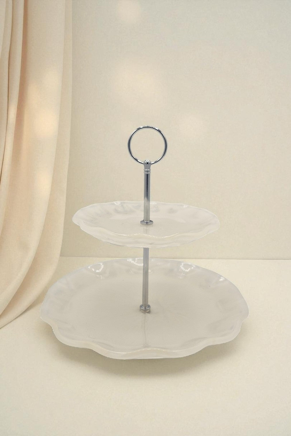 Zweistufige Etagere aus Epoxidharz in Weiß mit zarter Marmorierung, Kollektion Silent Sky – Maliora Designs