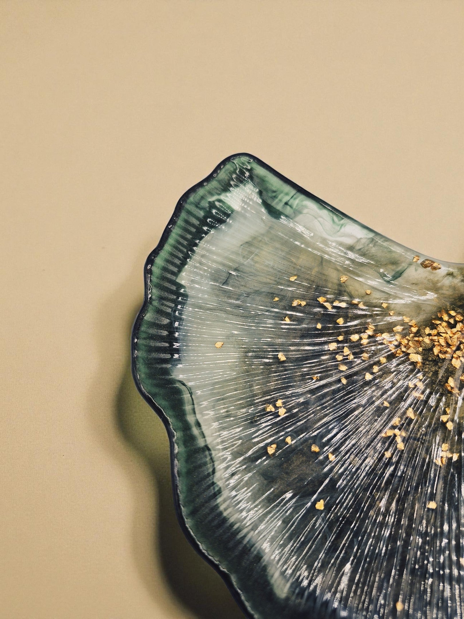 Nahaufnahme der Ginkgoblatt-Schale aus Epoxidharz in Grün-Gold mit feiner Struktur – Kollektion Emerald Mist – Maliora Designs